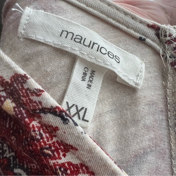 Women’s Cream Top with Floral Pattern in a Size XXL. - Picture 4 of 6